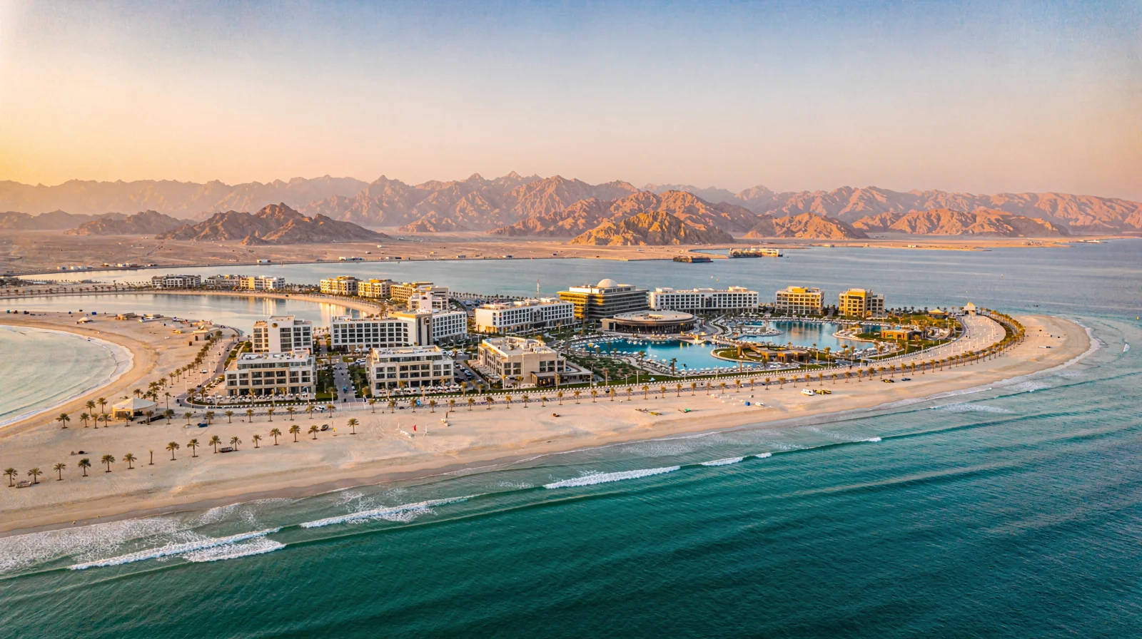 Littoral de Ras Al Khaimah et montagnes du Hajar au coucher du soleil, illustrant la création de société à Ras Al Khaimah